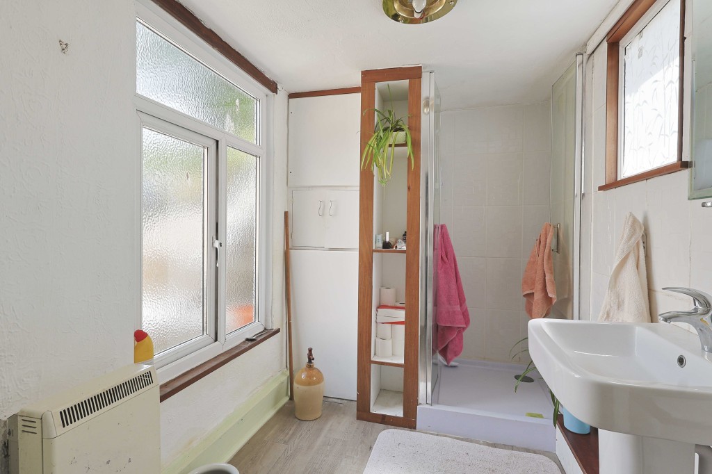 Lot: 183 - MID-TERRACE PROPERTY ARRANGED OVER THREE FLOORS IN POPULAR LOCATION - Shower room